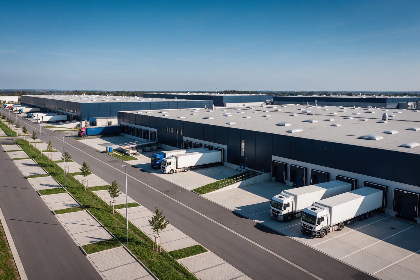 Modernes Logistik- und Produktionsgelände bei Tageslicht